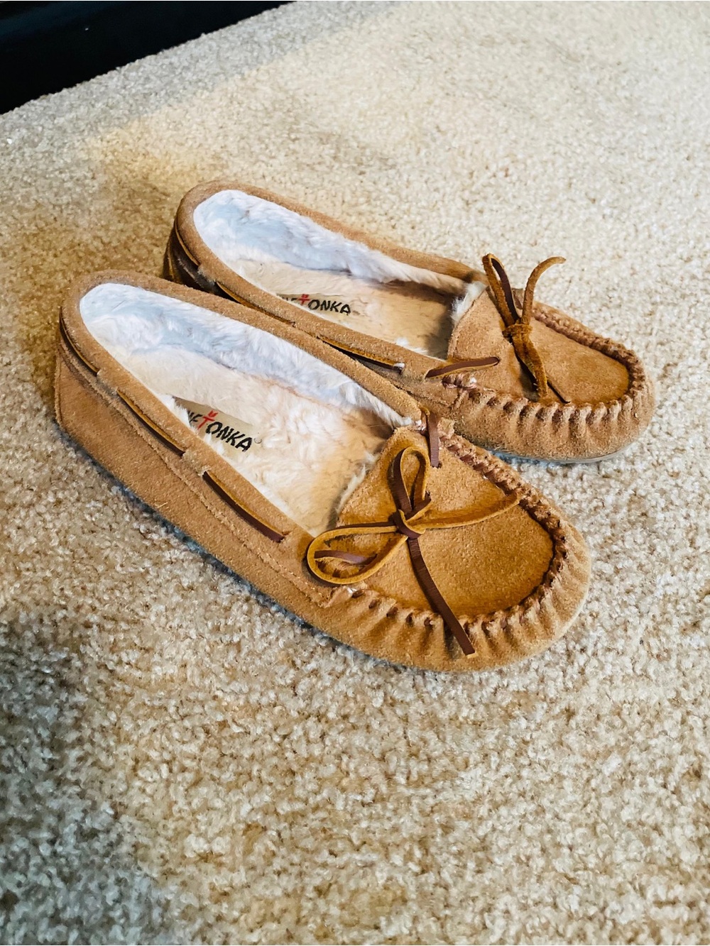 Minnetonka Tan Suede Moccasin Slippers with White Lining